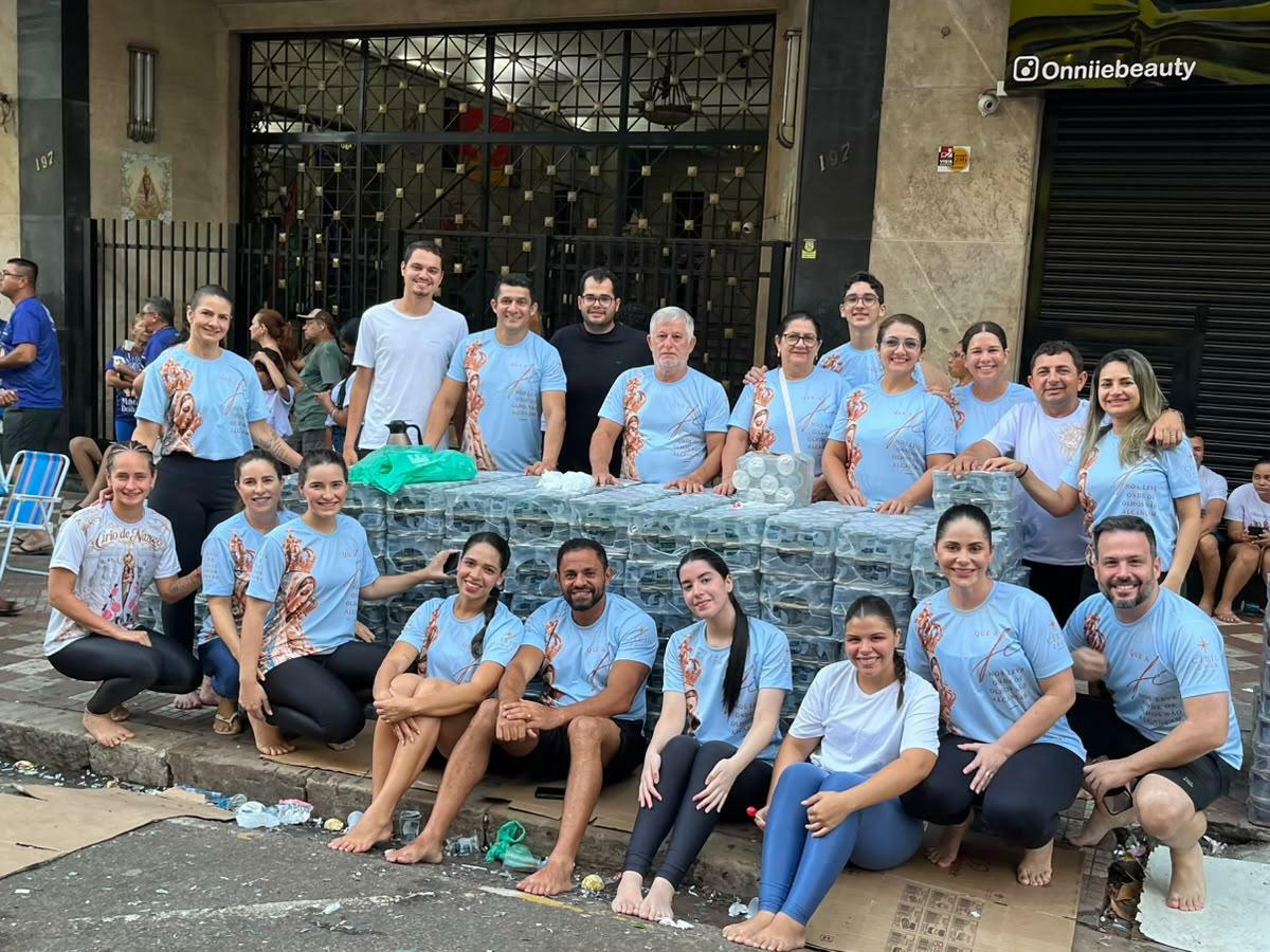 Nas imagens, voluntários aparecem reunidos e organizados para prestar apoio aos fiéis que passam pela avenida Presidente Vargas, um dos principais trechos do percurso do Círio
